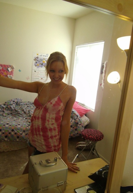 Blonde amateur Elle looses her boobs for bathroom selfies in a mirror 24773722
