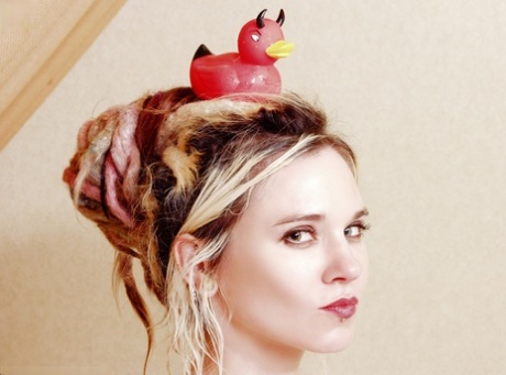 Alternative girls Voltaire & Scar 13 take a bath along with their rubber ducks 16521526
