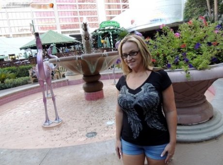 Fat blond wife Dee Siren lets her exhibitionist side go wild and crazy 36972069