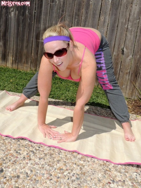 Blonde chick Dee Siren frees her huge ass from yoga pants outdoors on yoga mat 57036326