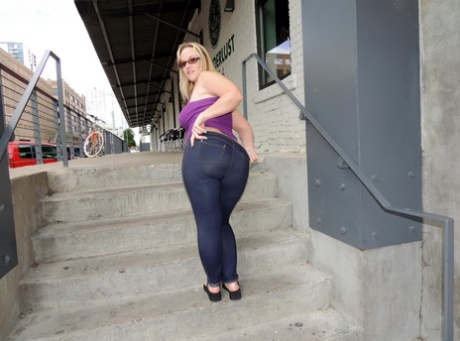 Fat amateur Dee Siren fist fucks her snatch after getting into a vehicle 69066272