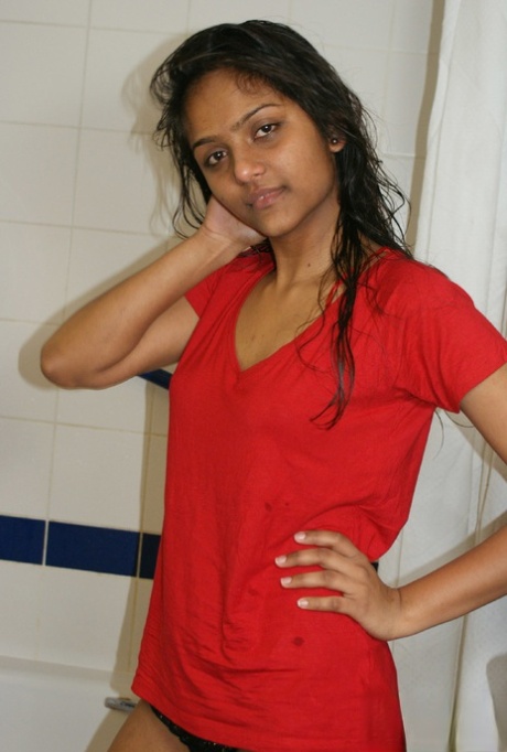 Indian Shower Porn Pics & Naked Photos - SexyGirlsPics.com