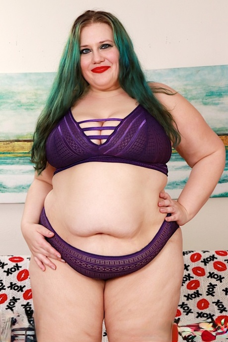 Obese chick Becki Butterfly sports dyed hair while being fucked by a machine 78922749