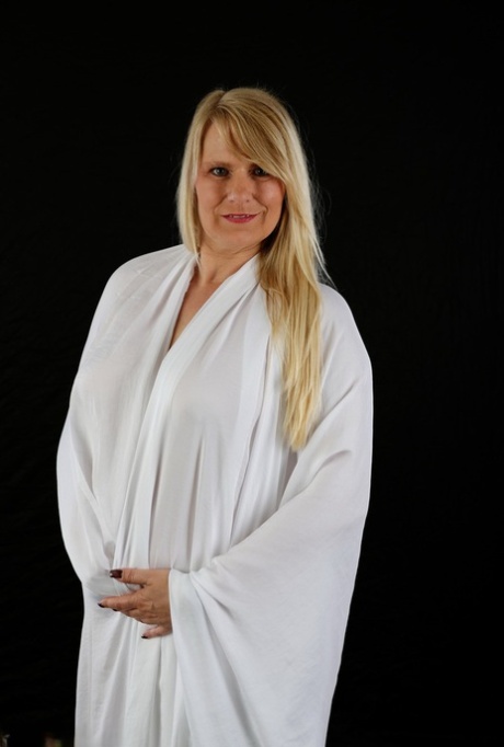 Mature blonde Sweet Susi opens her bathrobe to exposes her totally naked body 51798353