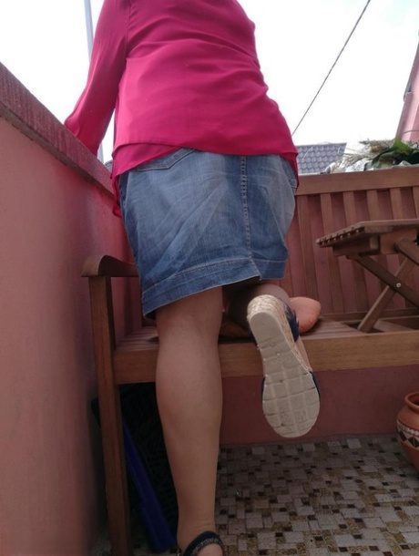 Horny oma spreads her upskirt pussy after pulling down her hose on patio 14031685