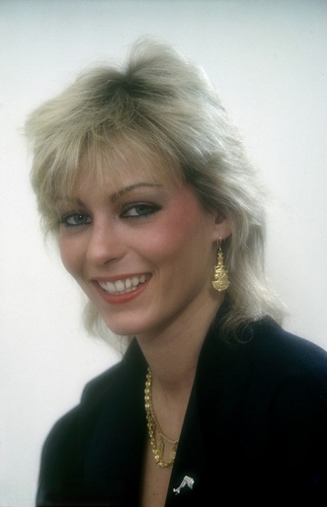 Hot blonde female with retro haircut receives a mouthful of sperm 33698118
