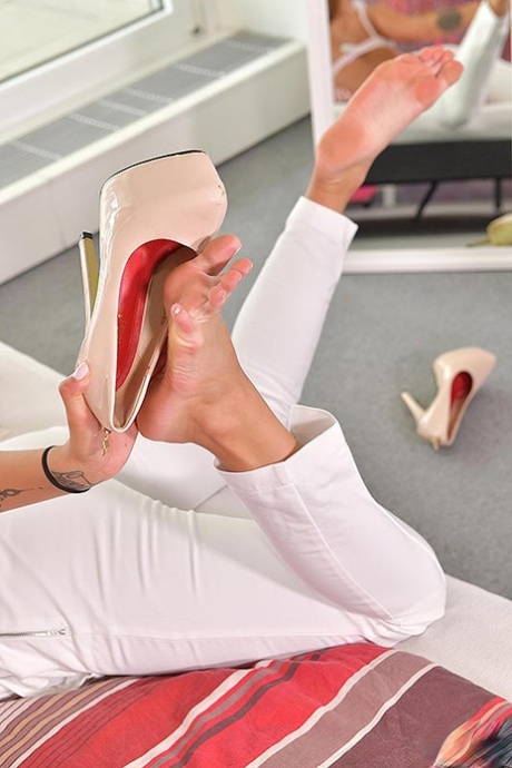 Hot redhead Daphne Klyde has her feet worshiped after seducing her man friend 66799842