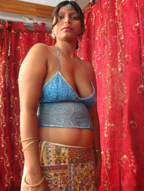 Indian woman unleashes her natural breasts before kissing her lover 30204397