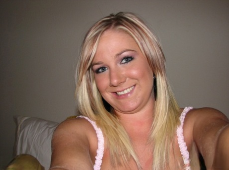 Blonde amateur takes self shots while getting completely naked at home 31786791