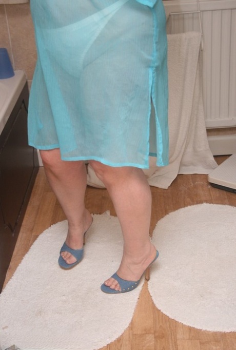 Redhead nan Kinky Carol parks her fat figure in a tub while fully clothed 50736072