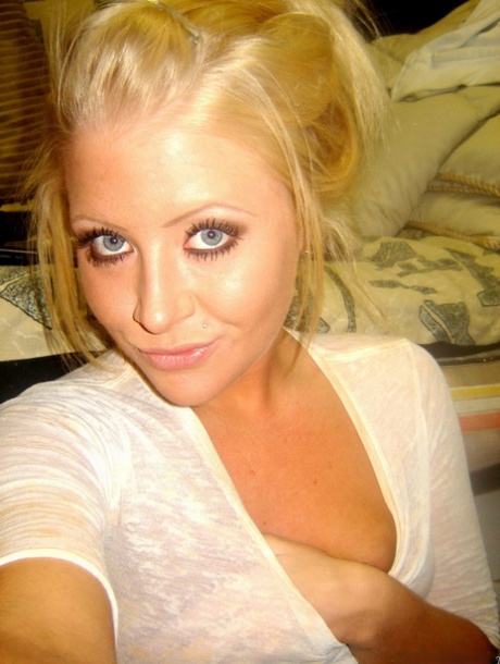 Blonde Selfy - Amateur Naked Blonde Selfie Porn Pics & Naked Photos - SexyGirlsPics.com