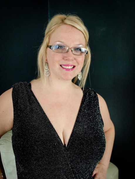 Blonde amateur Sindy Bust exposes her overweight body on a sofa in heels 73198454