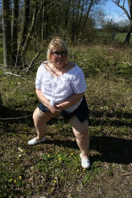 Fat UK amateur Lexie Cummings sucks and tugs on a couple of dicks in the woods 53375456