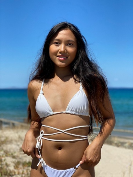 Asian Girl On The Beach Porn Pics & Naked Photos - SexyGirlsPics.com