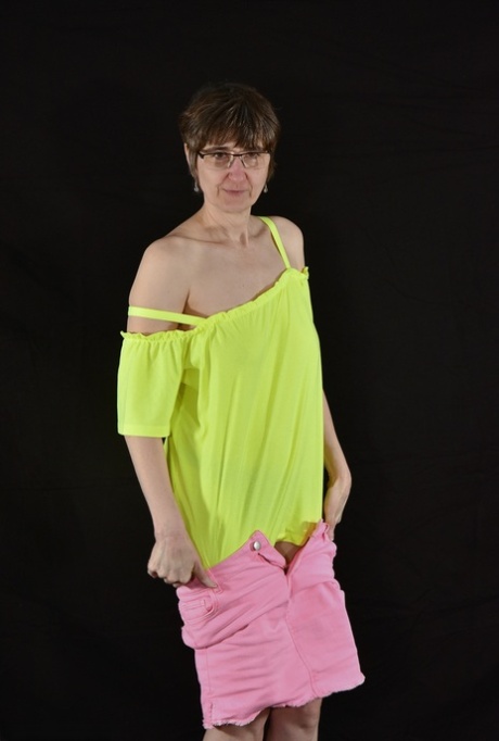 Older amateur Hotmilf slips out of a pink skirt while wearing black underwear 32410320