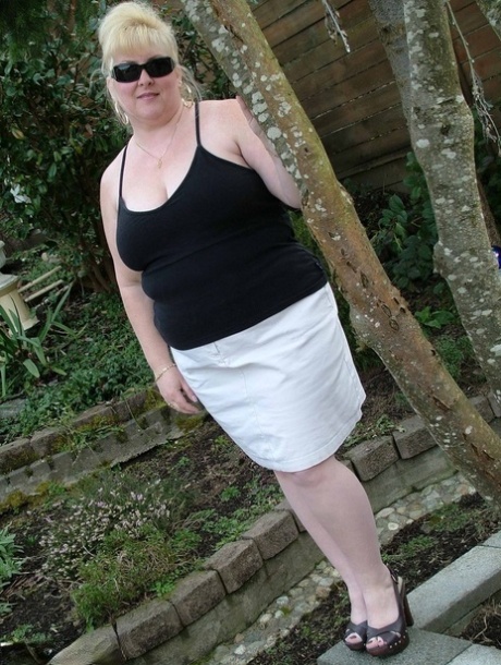 Blonde BBW Taffy Spanx finger spreads her snatch after taking a shower 51823232
