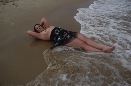 Mature amateur Sara Banks exposes her tits and pussy while at the beach 14296530
