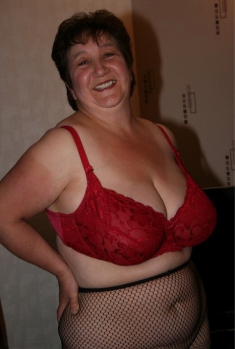 Mature British plumper Kinky Carol looses her big natural boobs in pantyhose 73747992