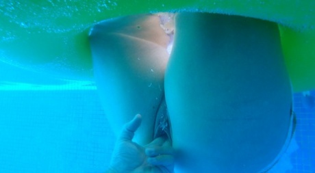 Amateur woman is masturbated underwater before giving a handjob 57705097