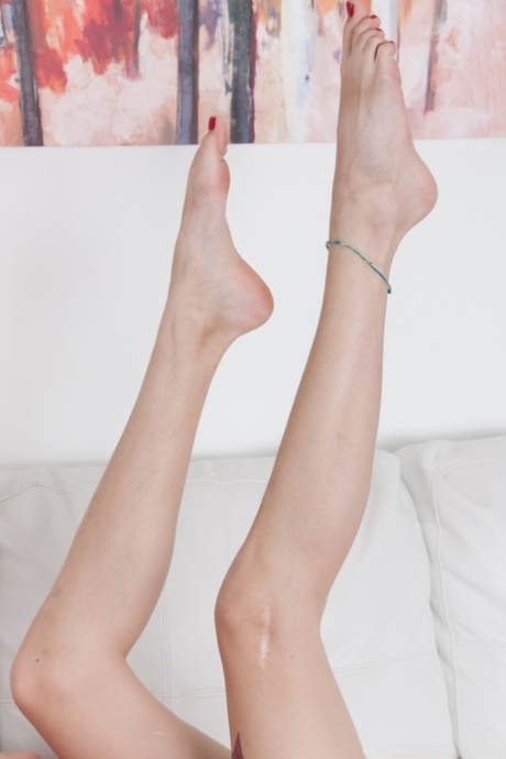 American teen proudly shows off her unshaven armpits and hairy bush 25054771