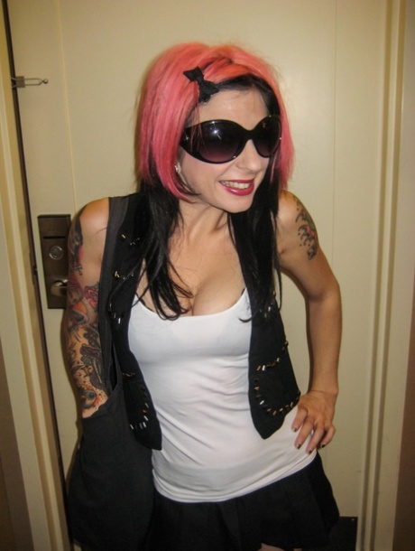 Amateur chick Joanna Angel and girlfriends greet fans at an adult trade show 62781917