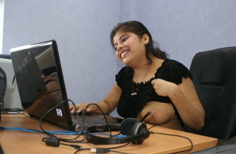 Indian plumper Rupali uncovers her natural tits during a webcam session 58164525