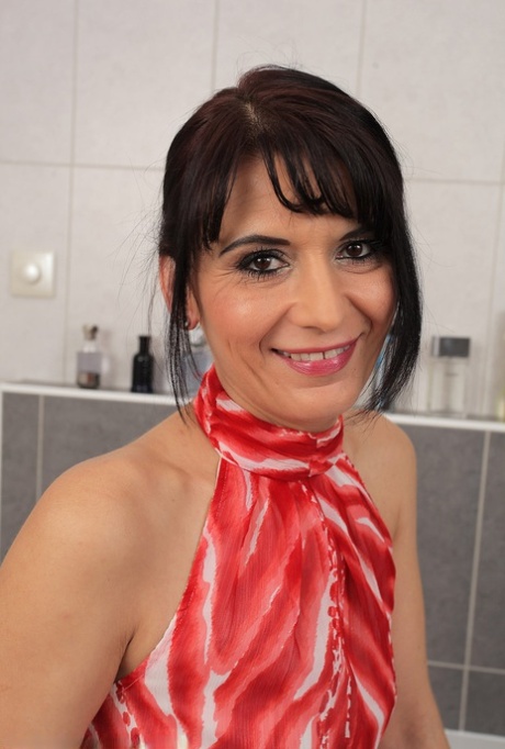 Over-30 Latina lady Gracia Saluda wets and fingers her pussy in the bathtub 44902834