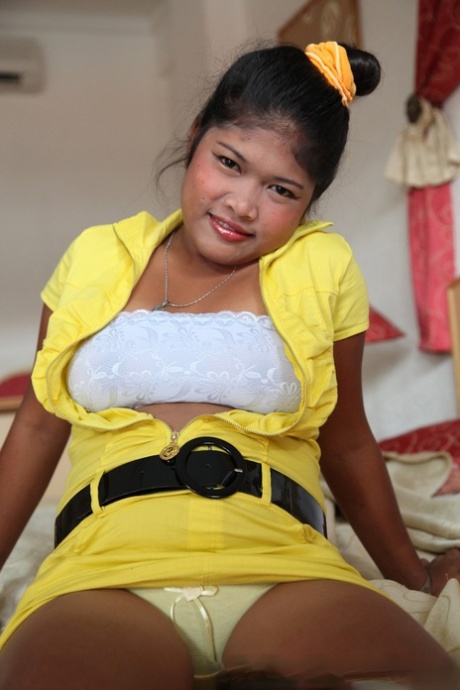 Filipina girl exposes her tits and trimmed pussy for a sex tourist 42447155