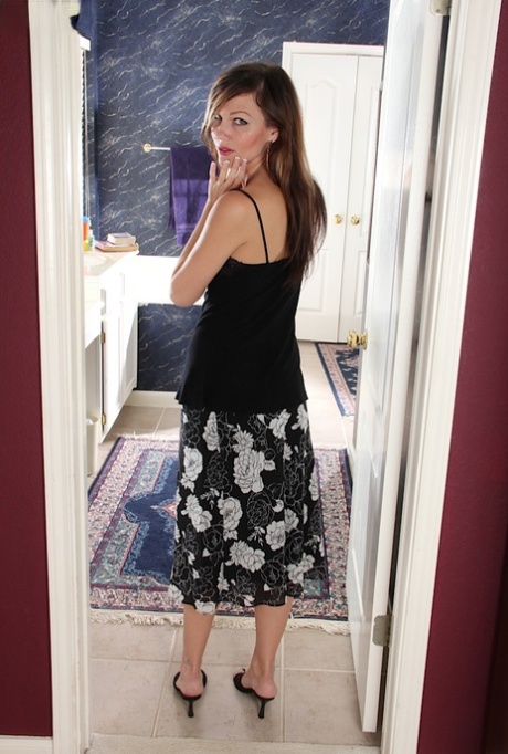 Clothed milf Amy Johnson is taking off her sexy dress on camera 39545655
