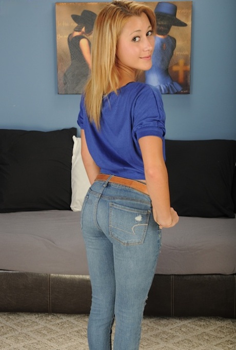 Petite 18 year old first timer stripping naked for casting couch appearance 96099606