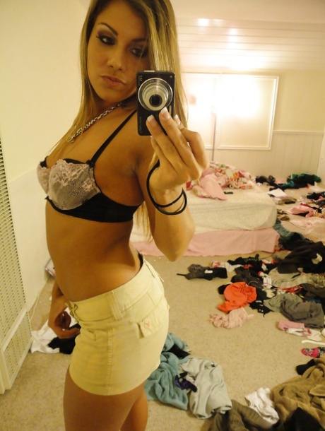 Amateur Bella Beyle strips to make some homemade shots in lingerie 68507854