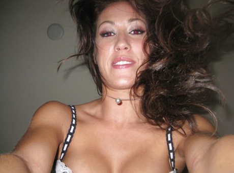 Amateur babe with big boobs Capri Cavali shows her hot body 98995971