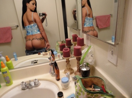 Fascinating babe Jewels Jade pulls down her tight jeans showing her assets 89794383